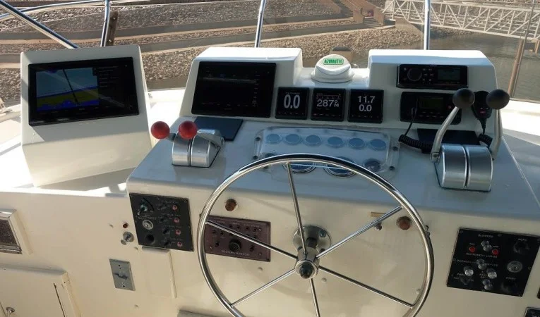 61 Hatteras Upper helm 4