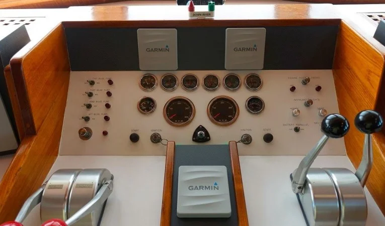 61 Hatteras Lower Helm