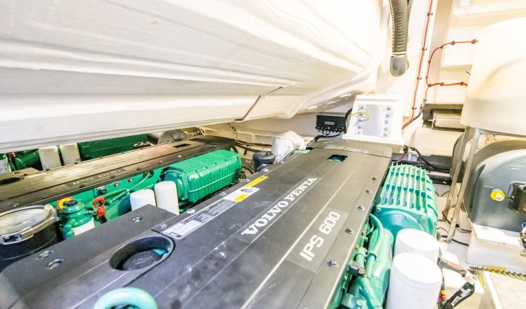 55 Azimut Engine Room