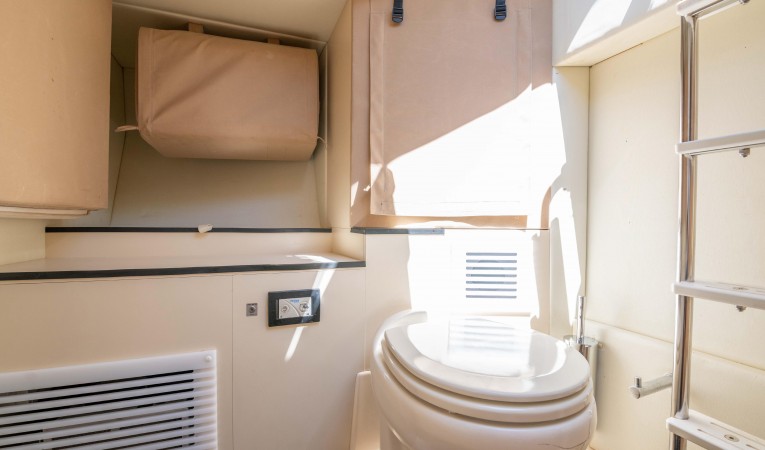 55 Azimut Crew Cabin