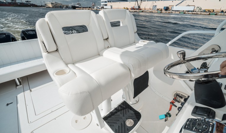39 Intrepid Helm Seat
