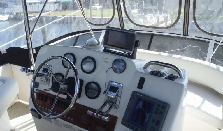 35 Silverton Helm console