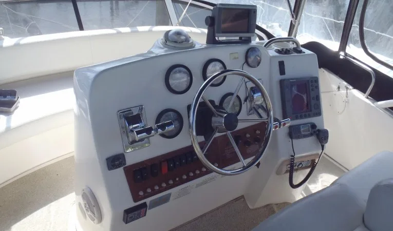 35 Silverton Helm console 2