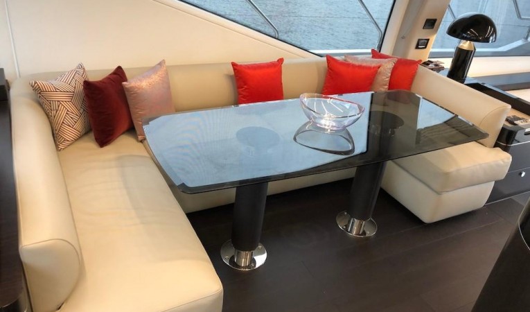 66 Azimut Dinette