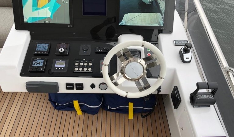 66 Azimut Flybridge Helm