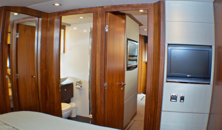 74 Sunseeker VIP Cabin