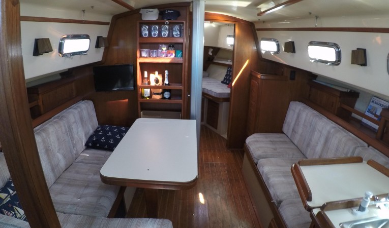 32 Island Packet Large air-conditioned cabin