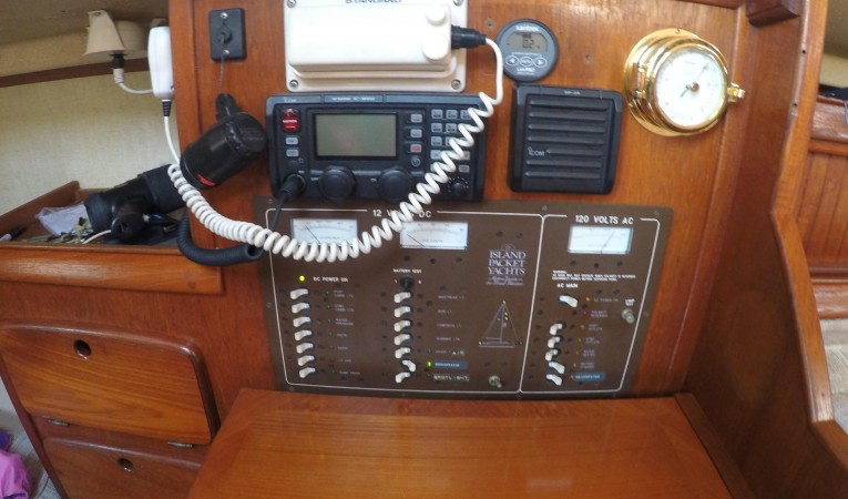 32 Island Packet Navigation station