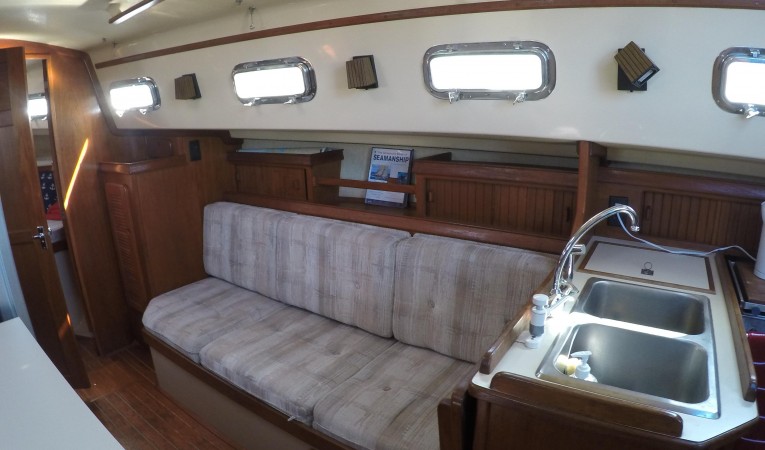 32 Island Packet Starboard seating