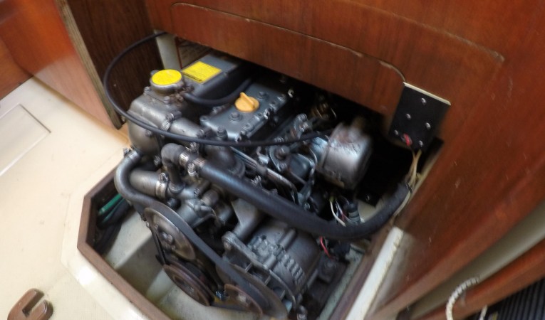 32 Island Packet Easy access engine
