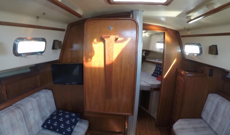 32 Island Packet Salon with fold up table