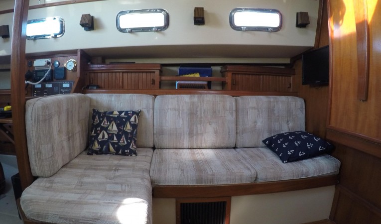 32 Island Packet Port settee
