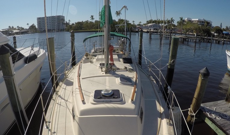 32 Island Packet Large cabin house