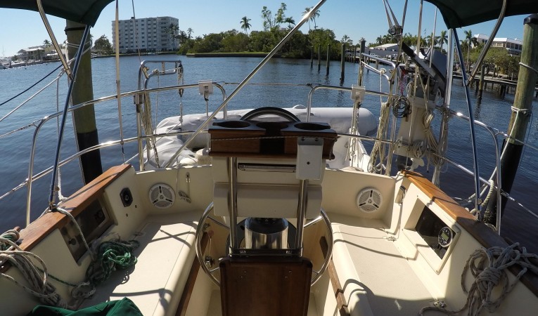 32 Island Packet Cockpit with ease of handling