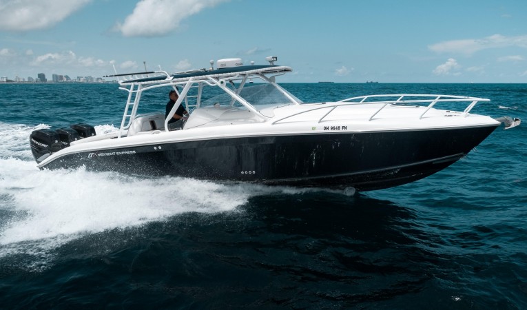 37 Midnight Express Profile Stbd