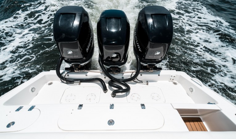 37 Midnight Express Engines, Livewell, and Storage