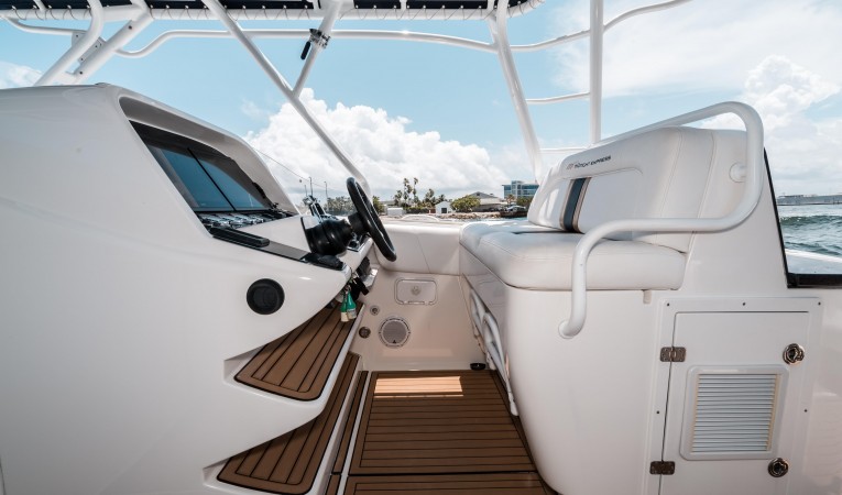 37 Midnight Express Helm