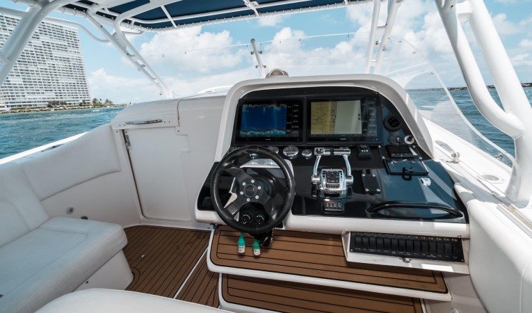 37 Midnight Express Helm 2