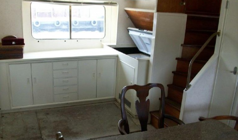 86 Feadship Dining area below deck (large hull windows)