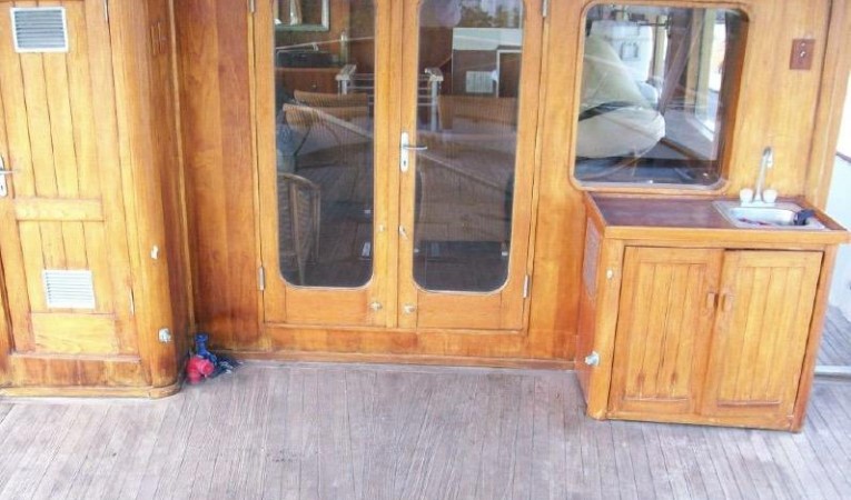 86 Feadship Aft deck entrance