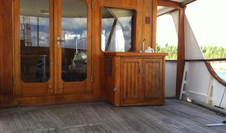 86 Feadship Aft deck entrance