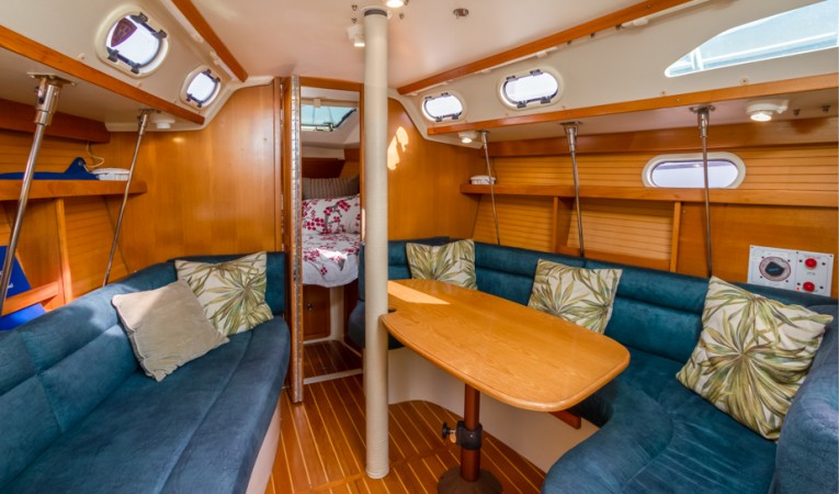 32 Catalina Roomy Salon with Convertible Dinette