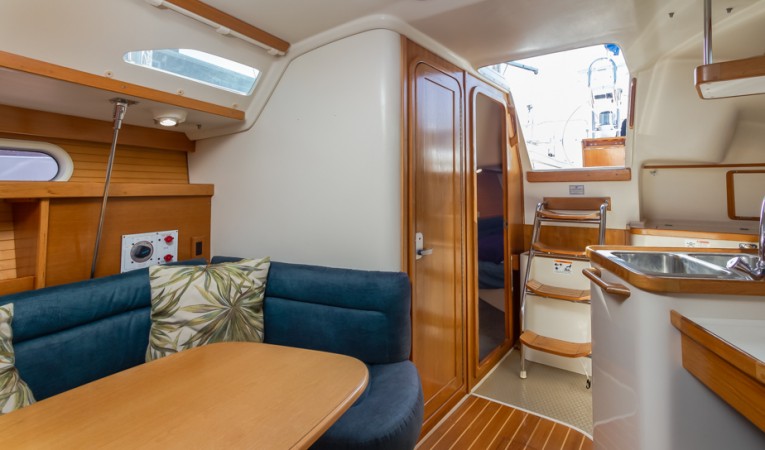 32 Catalina Salon Aft