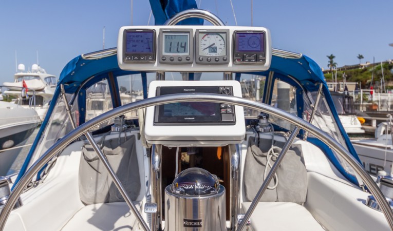 32 Catalina Helm with Raymarine Electronics