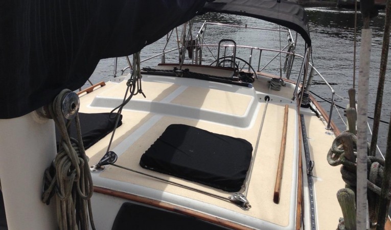 36 Islander Yachts Lines leading to cockpit ...