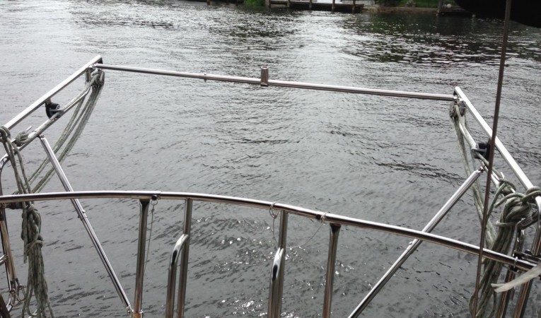 36 Islander Yachts Dinghy davit is a recent replacement