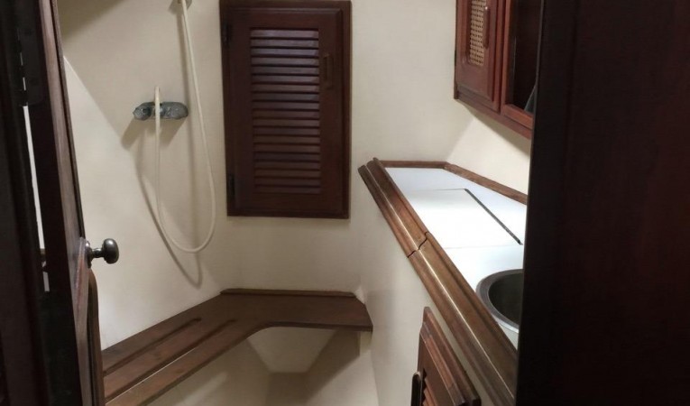 36 Islander Yachts Large fwd Head