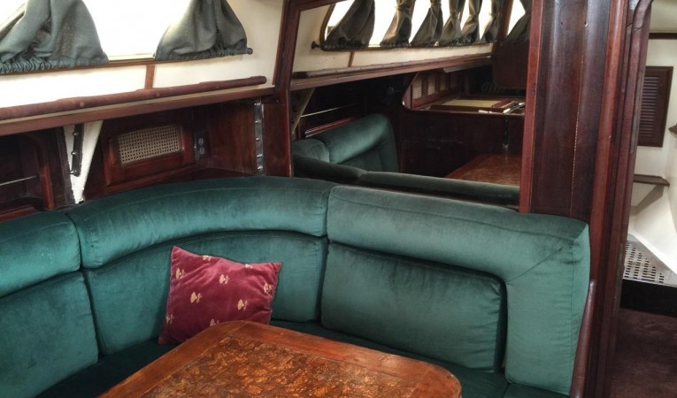 36 Islander Yachts Comfortable Saloon