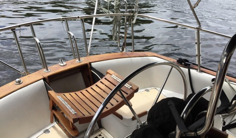 36 Islander Yachts Helmsman has a high perch seat