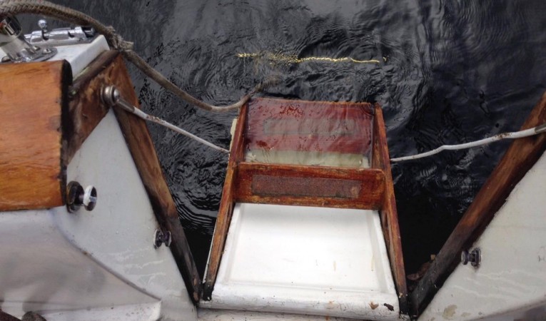 36 Islander Yachts Comfortable steps ...