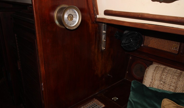 36 Islander Yachts Sign of moisture damage ...