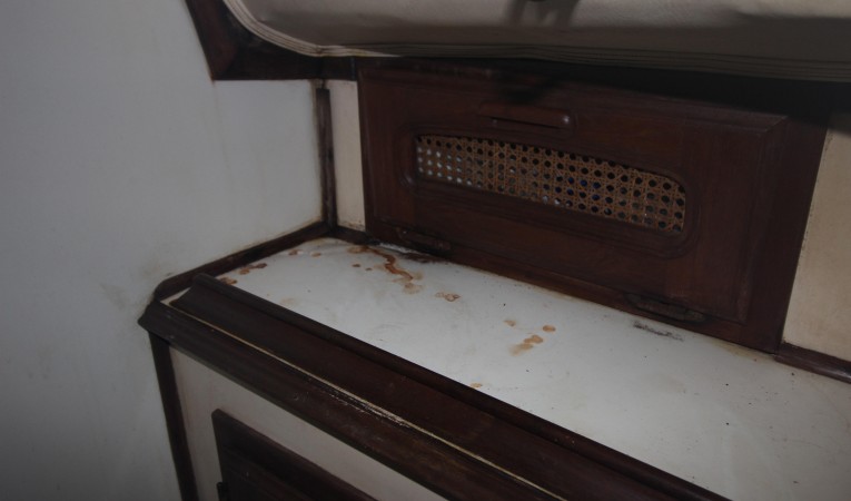 36 Islander Yachts Port side of head ...