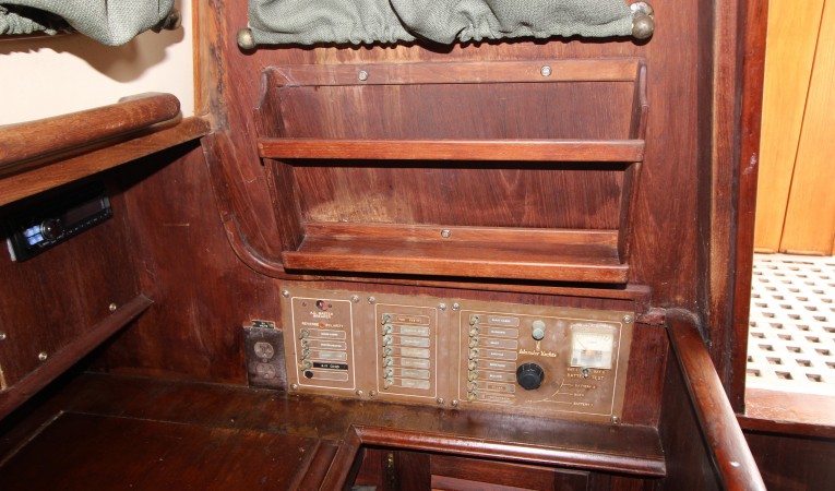 36 Islander Yachts Nav station & circuit panel ...