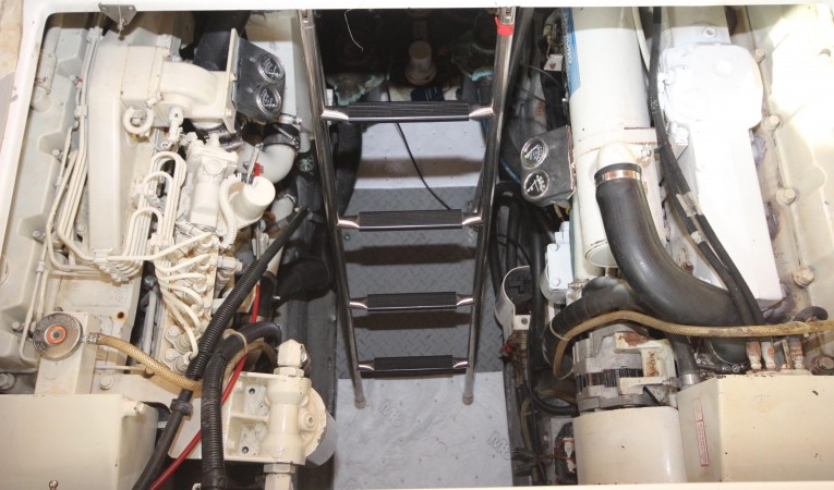 42 Sea Ray Engine Room
