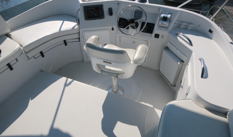 34 PDQ flybridge helm
