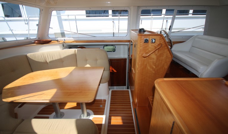 34 PDQ starboard in salon