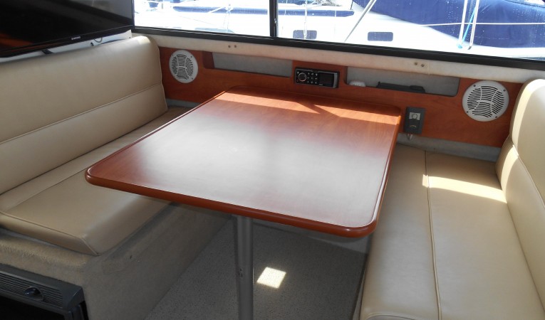 28 Bayliner Convertable dinette