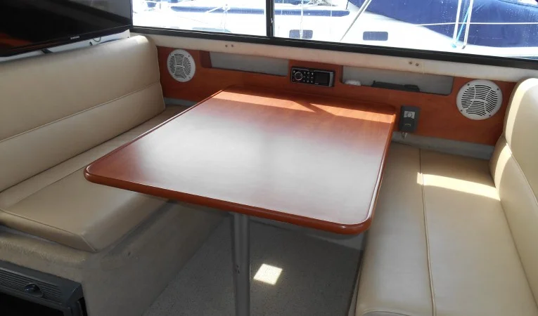 28 Bayliner Convertable dinette