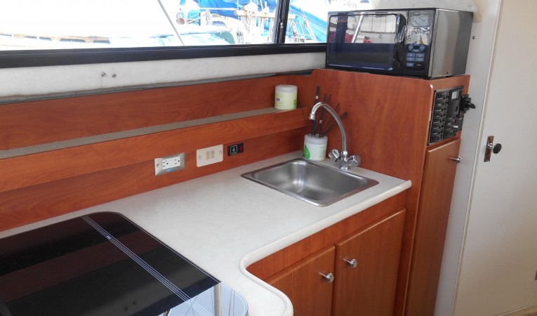 28 Bayliner Gally looking aft