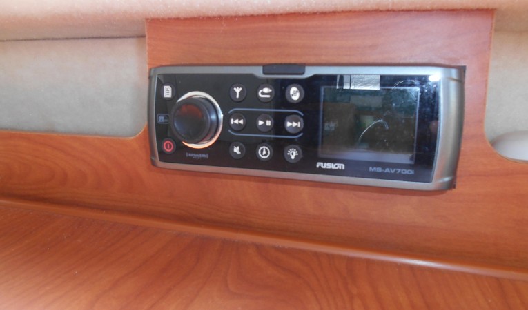 28 Bayliner Stereo