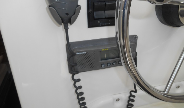 28 Bayliner VHF radio