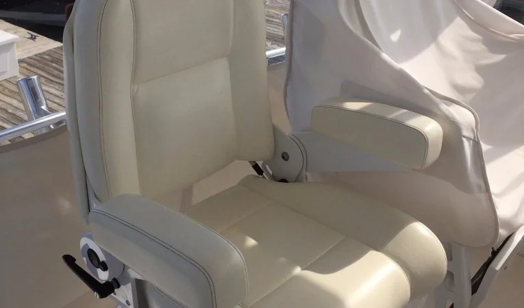 43 Tiara Bridge Helm Seats