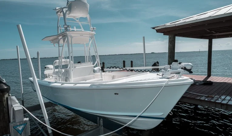 23 Albury Brothers Stbd Bow on Lift