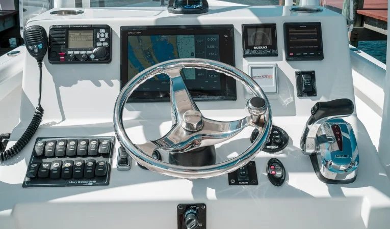 23 Albury Brothers Helm 1