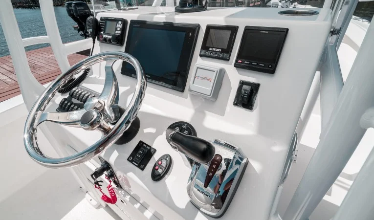 23 Albury Brothers Helm 3