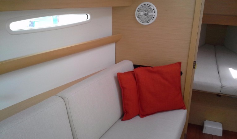 30 Beneteau Port Settee in Salloon
